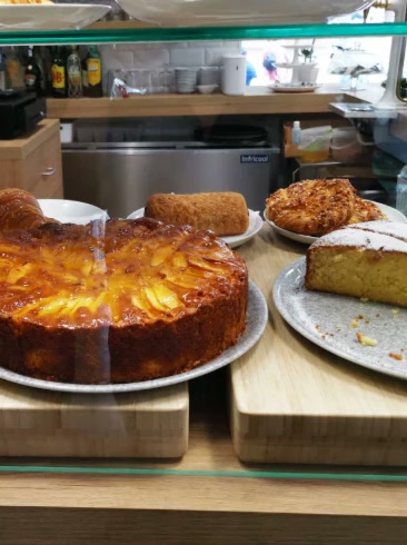 Tarta de manzana y bizcochos caseros